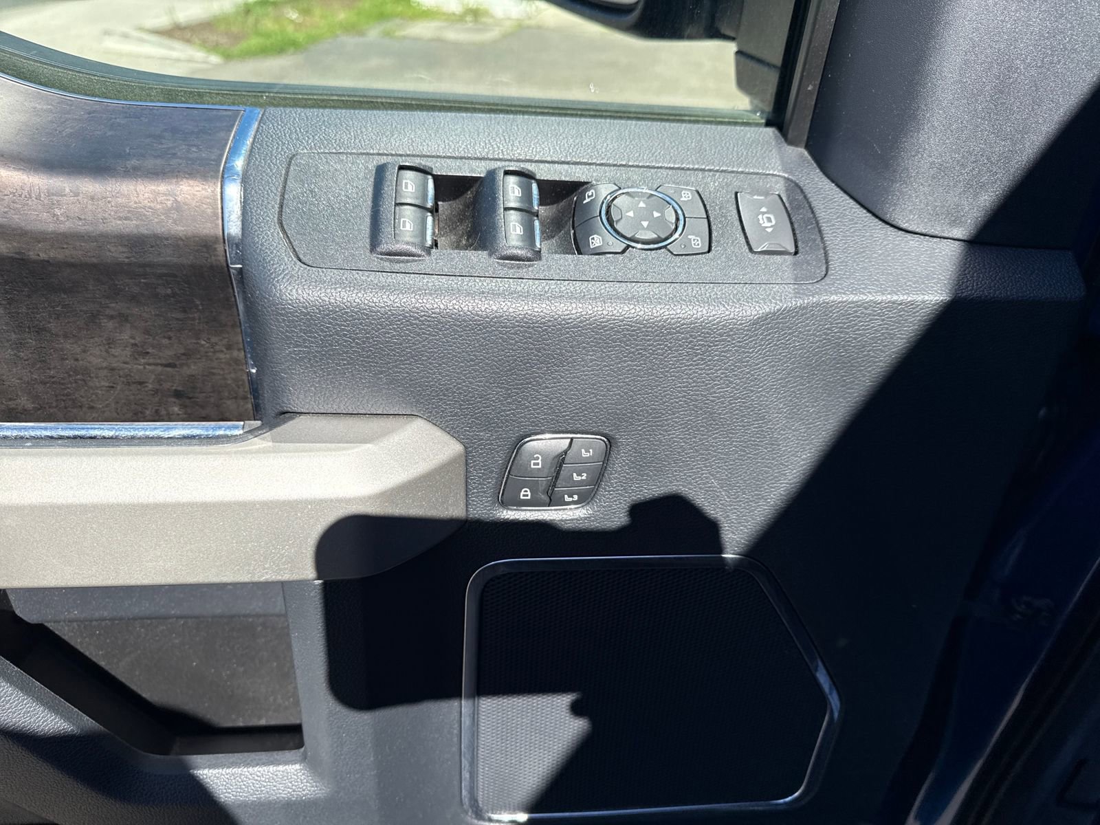 Used 2022 Ford F350 Lariat w/ Tremor Off-Road Package image 11