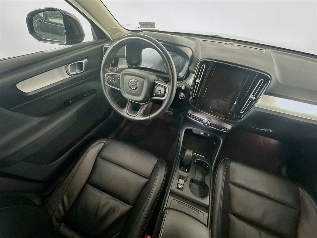 Used 2022 Volvo XC40 T4 Momentum image 9