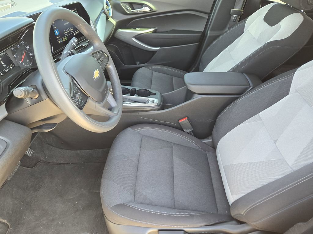 Used 2025 Chevrolet Trax LS w/ LS Convenience Package image 8
