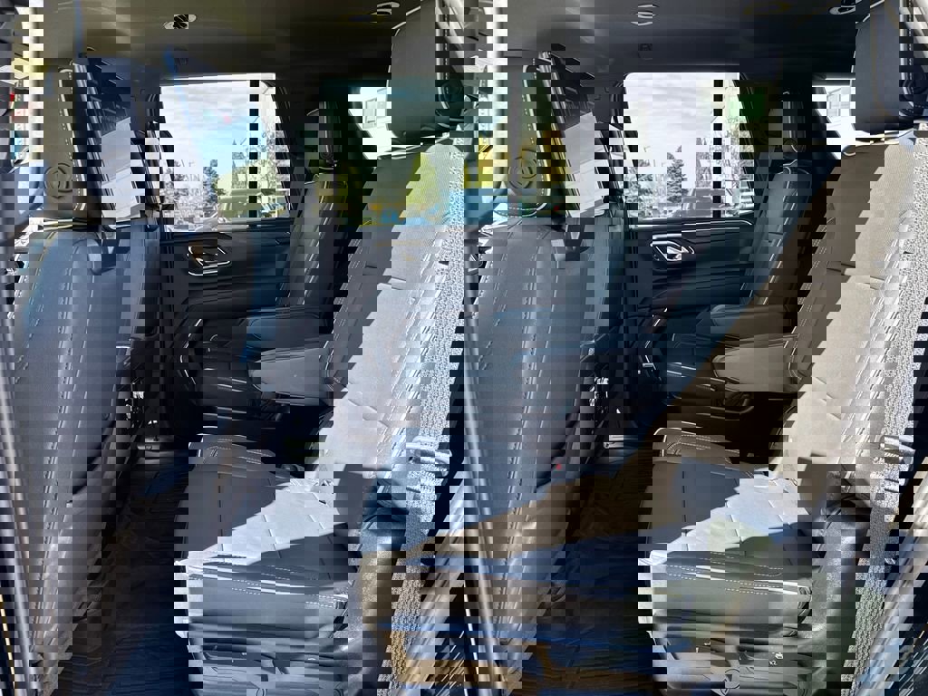 Used 2023 GMC Yukon SLT w/ SLT Luxury Package image 32