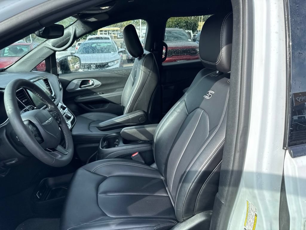 Used 2024 Chrysler Pacifica Limited FWD image 4
