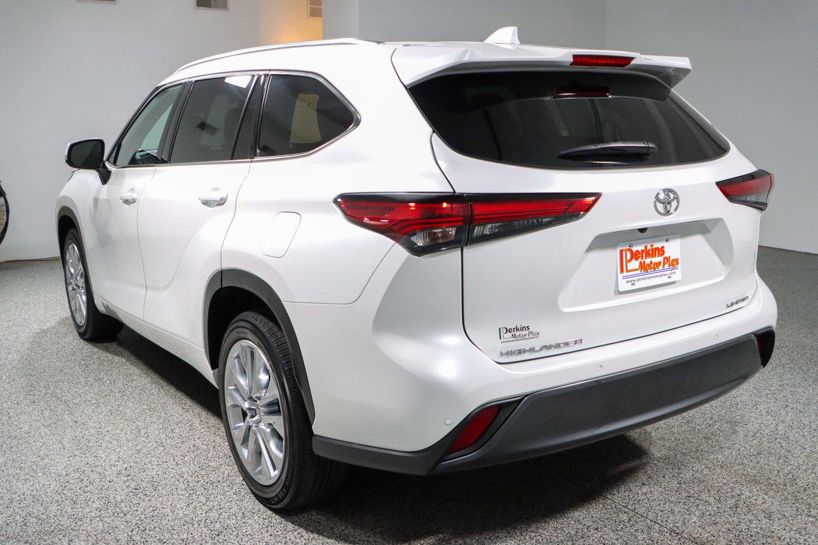 Used 2023 Toyota Highlander Limited image 9