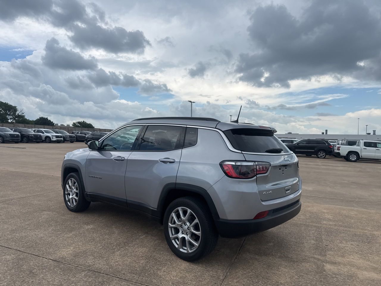Used 2022 Jeep Compass Latitude AWD/4WD image 12