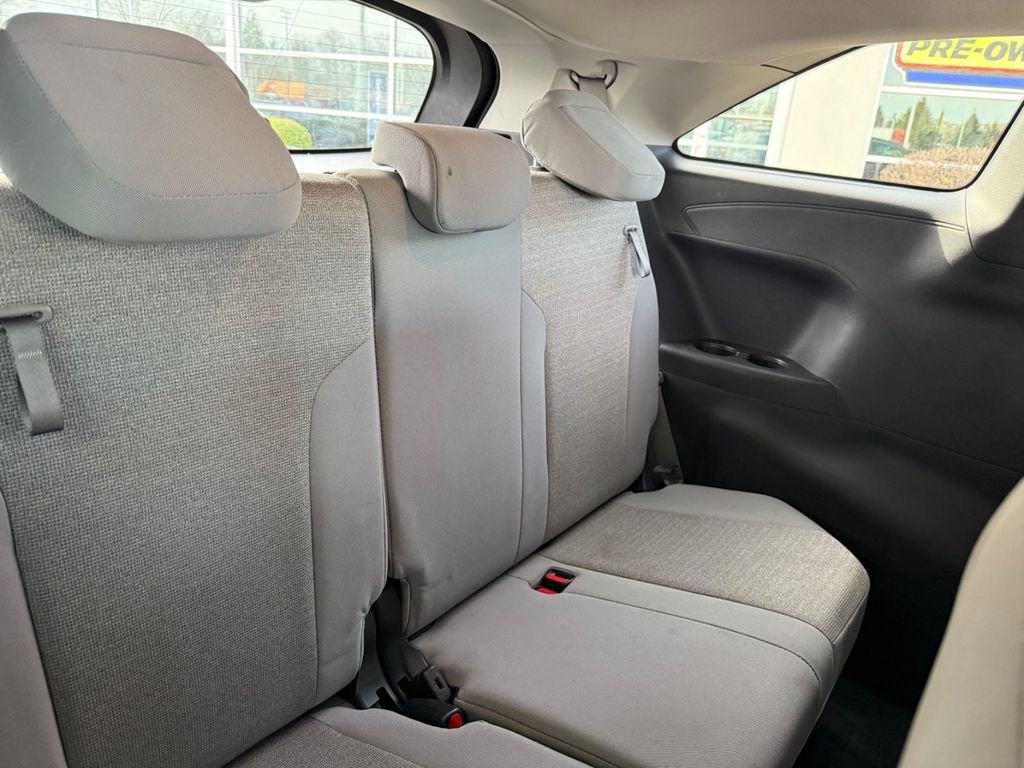 Used 2025 Toyota Sienna LE FWD image 10