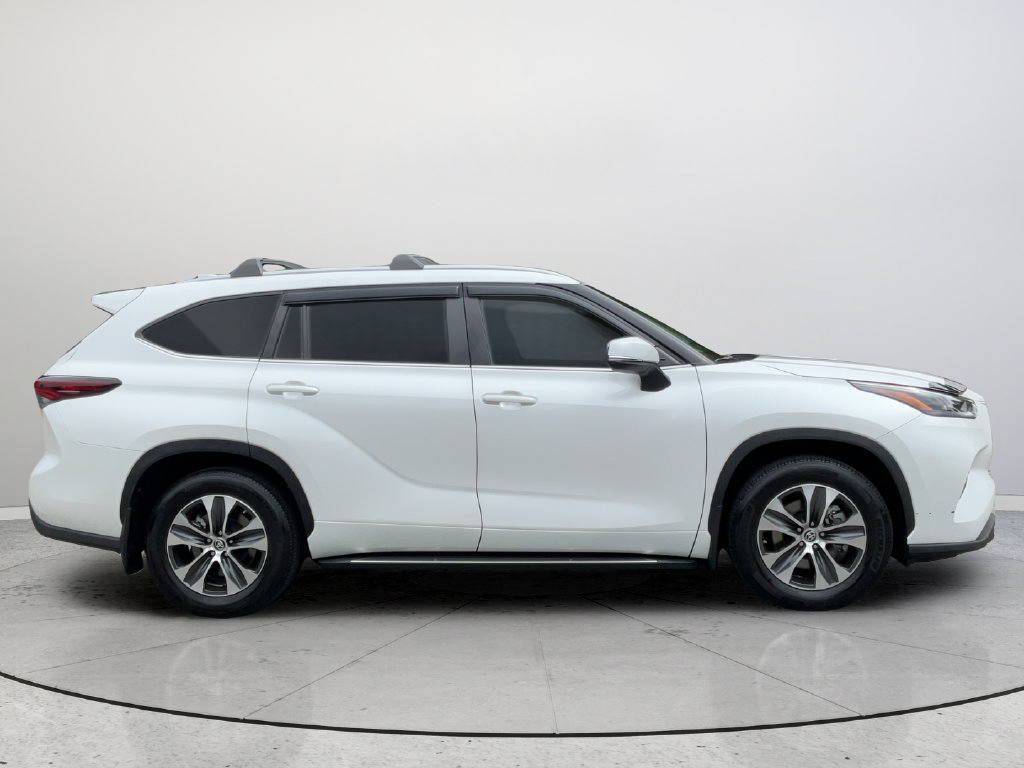 Used 2024 Toyota Highlander XLE FWD image 9
