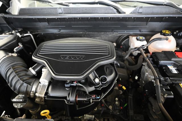 Used 2021 GMC Acadia SLE w/ Driver Convenience Package FWD image 31