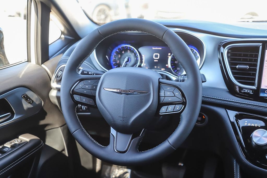 New 2026 Chrysler Pacifica Limited image 17