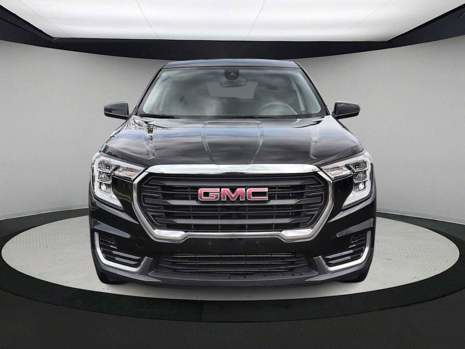 Used 2024 GMC Terrain SLE image 3