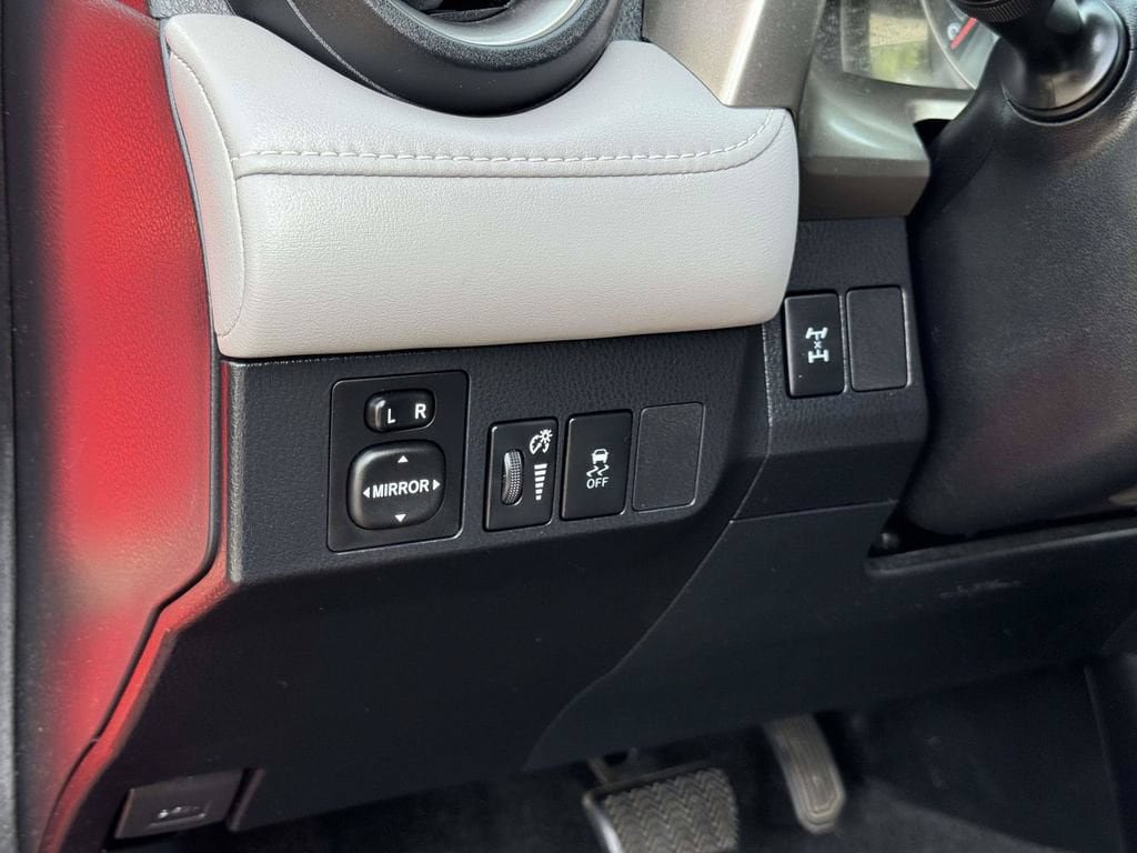 Used 2013 Toyota RAV4 XLE AWD/4WD image 10