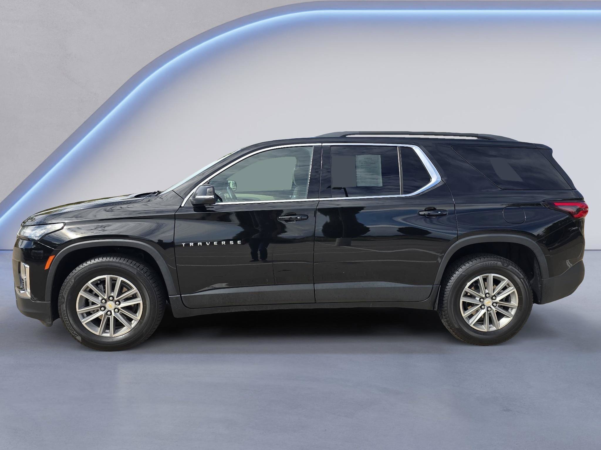Used 2022 Chevrolet Traverse LT FWD image 2
