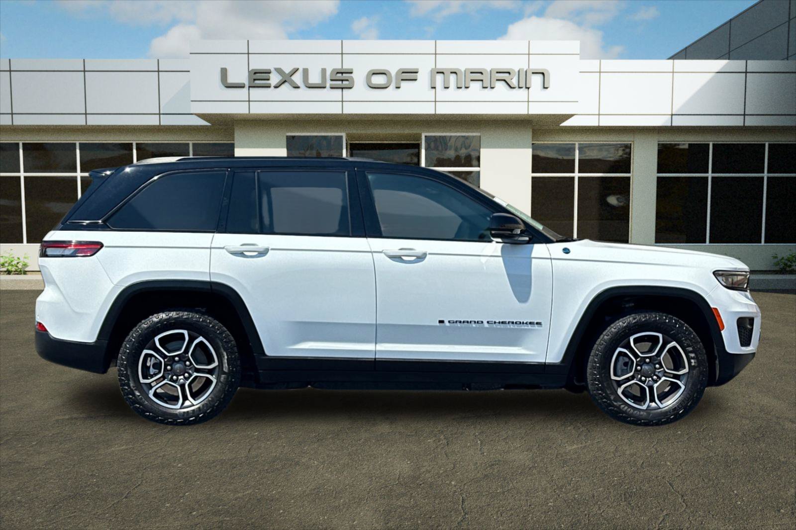 Used 2023 Jeep Grand Cherokee Trailhawk AWD/4WD image 6
