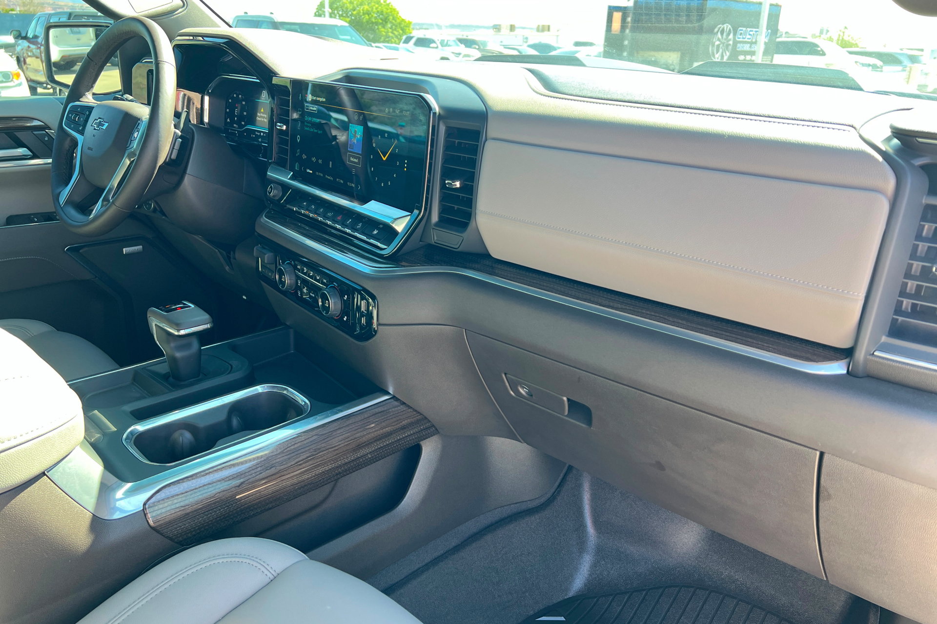 Used 2025 Chevrolet Silverado 1500 LT Trail Boss w/ Convenience Package II AWD/4WD image 25