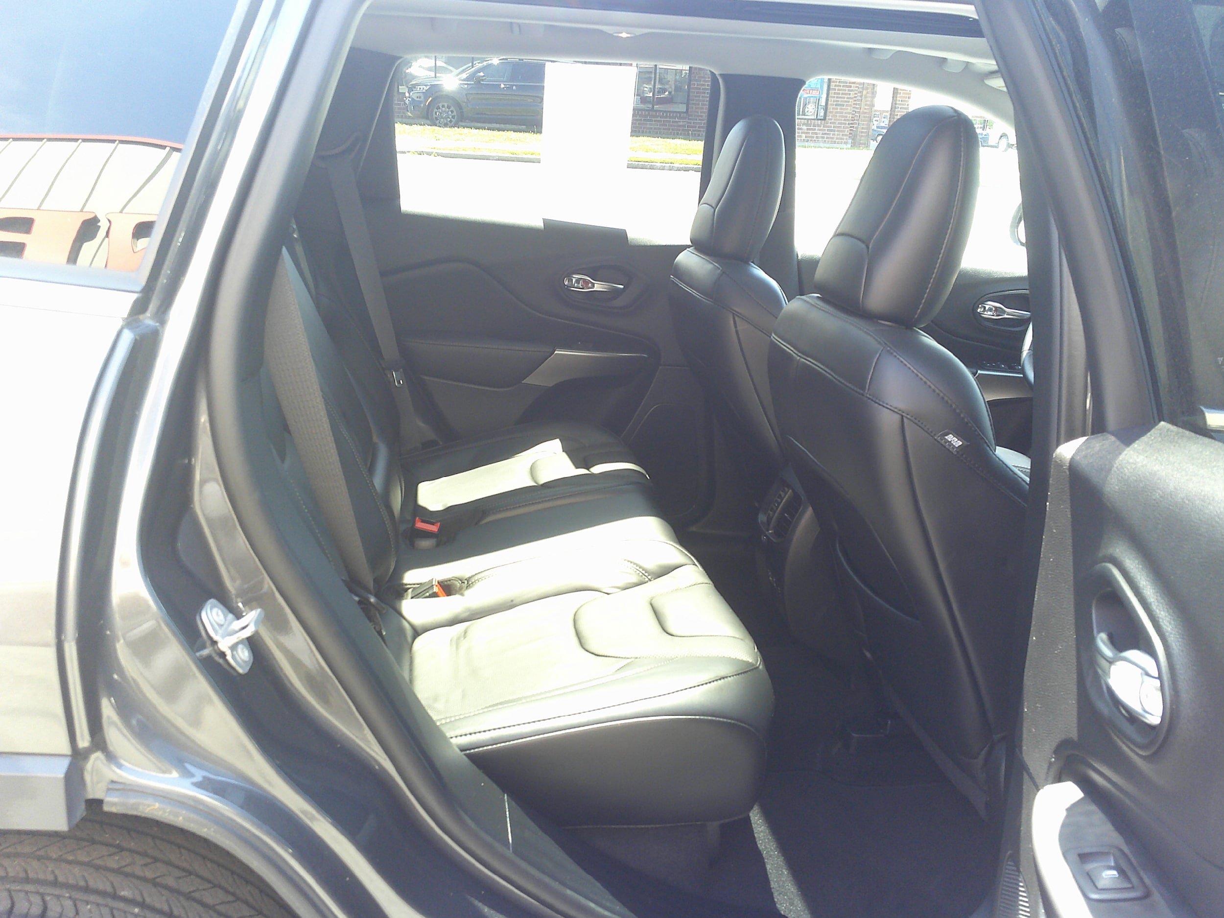 Used 2021 Jeep Cherokee Limited AWD/4WD image 33