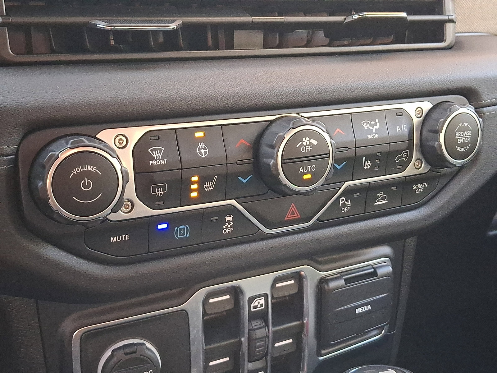 Used 2024 Jeep Wrangler Sahara w/ Safety Group image 16