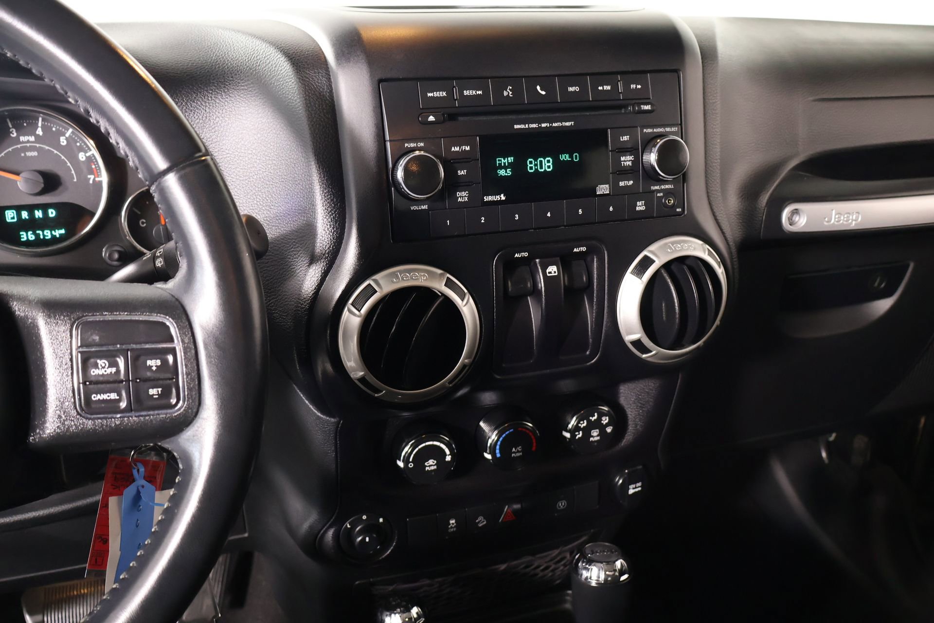 Used 2017 Jeep Wrangler Sahara w/ Connectivity Group AWD/4WD image 5