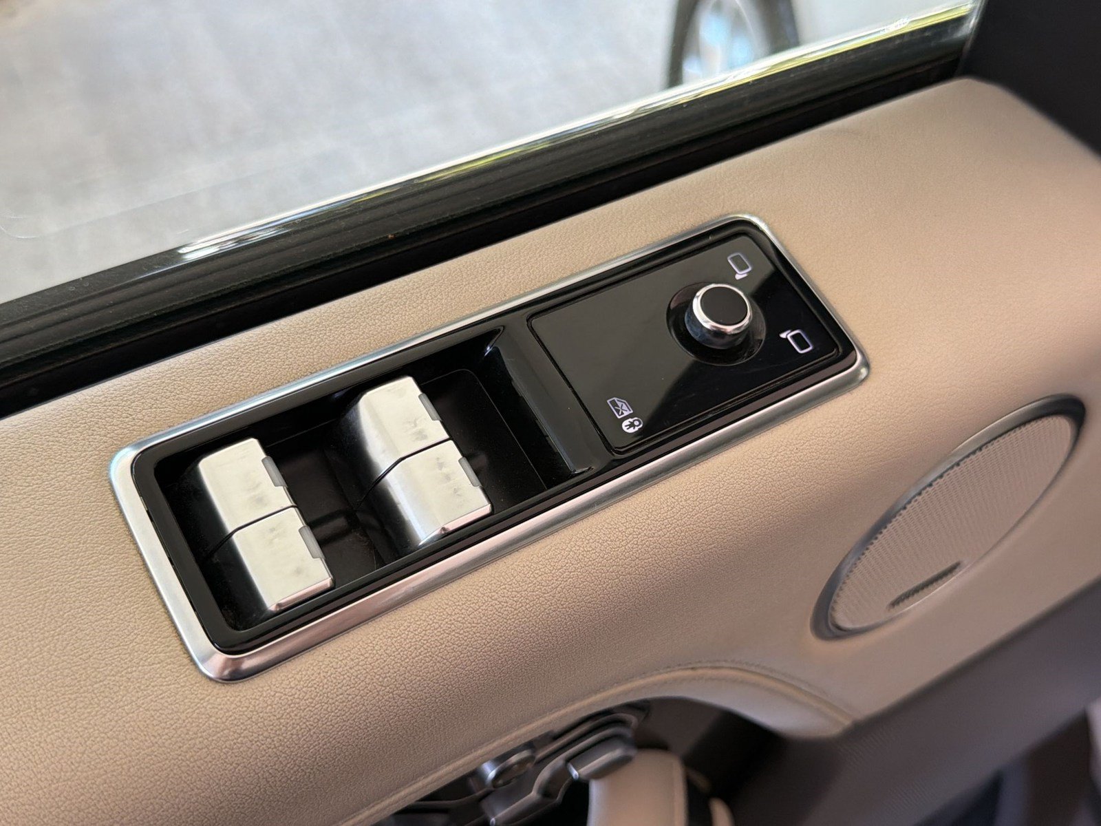 Used 2018 Land Rover Range Rover HSE AWD/4WD image 15