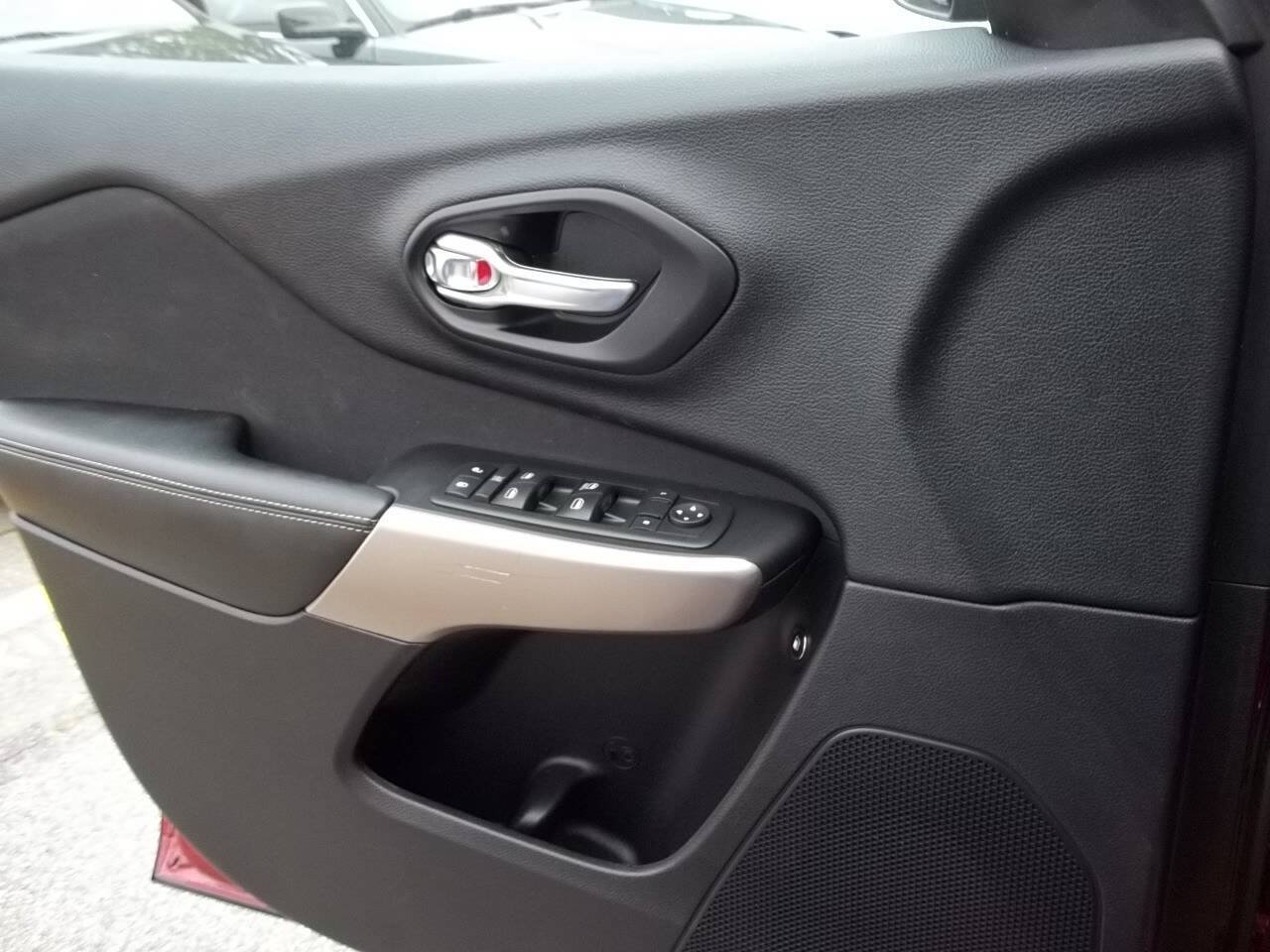Used 2017 Jeep Cherokee Sport AWD/4WD image 14