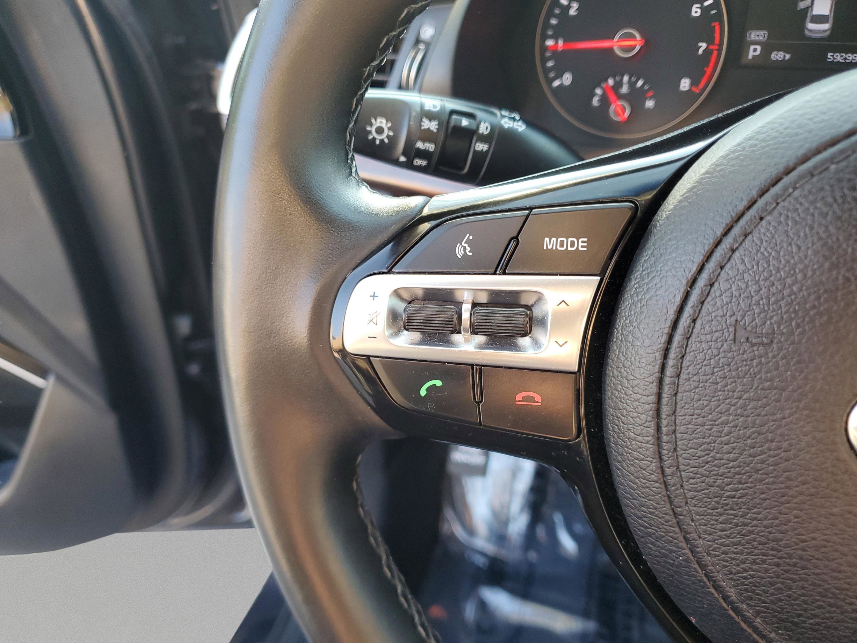 Certified 2018 Kia Cadenza Premium image 30