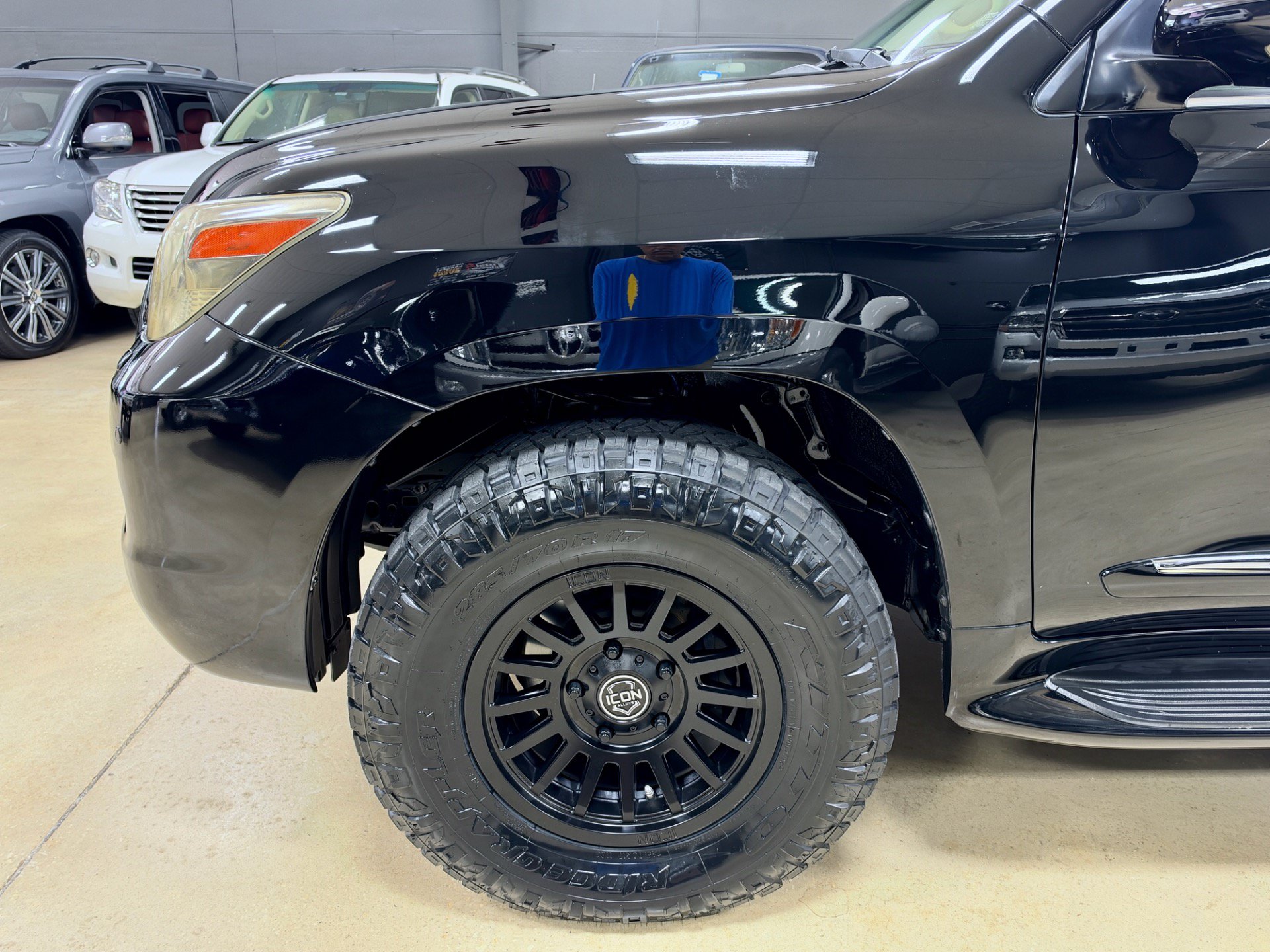 Used 2009 Lexus LX 570 4WD w/ Preferred Accessory Pkg image 11