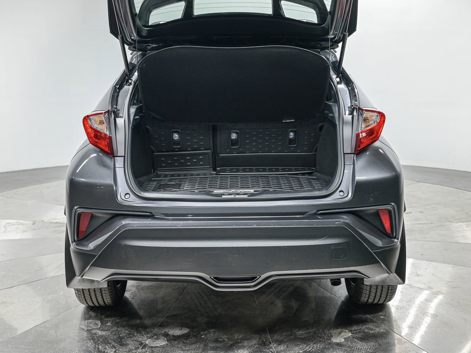 Used 2022 Toyota C-HR XLE image 6