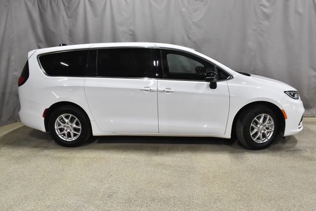 Certified 2025 Chrysler Pacifica Select image 3