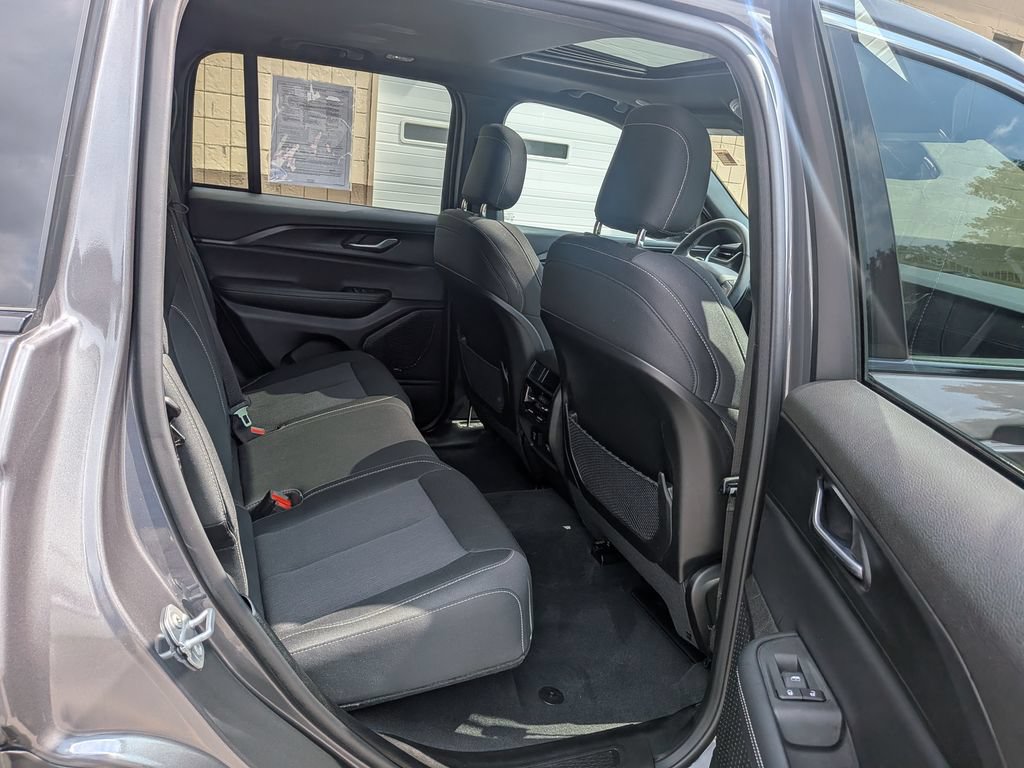 Used 2025 Jeep Grand Cherokee Laredo X w/ Luxury Tech Group I AWD/4WD image 36