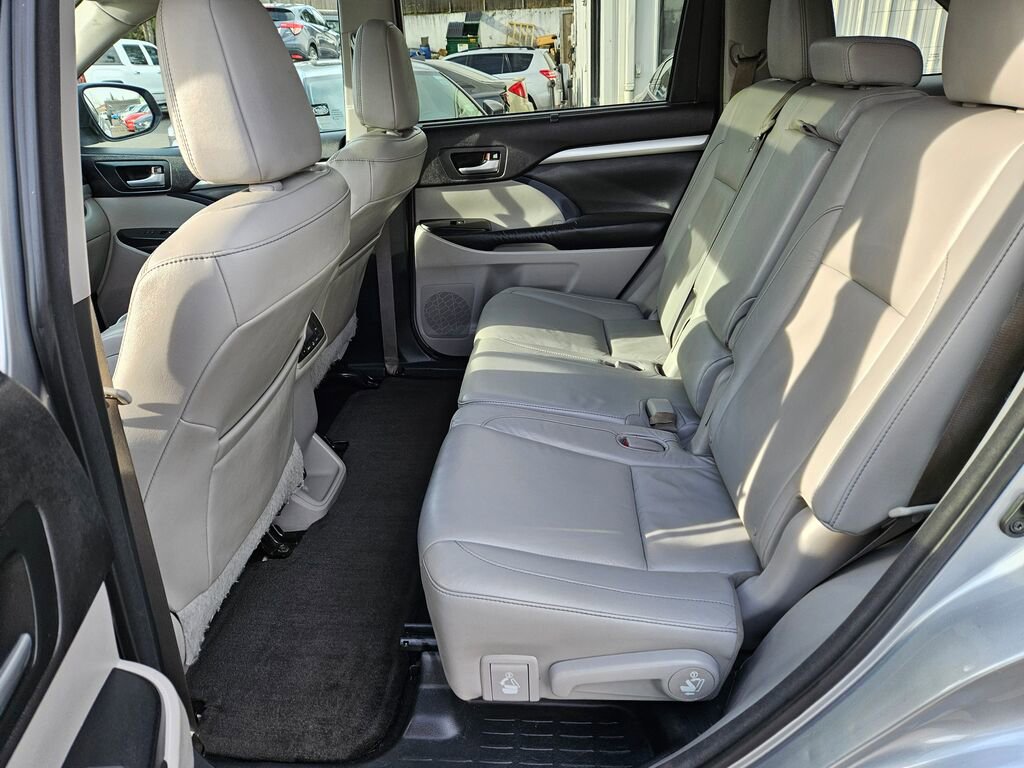 Used 2016 Toyota Highlander XLE image 19