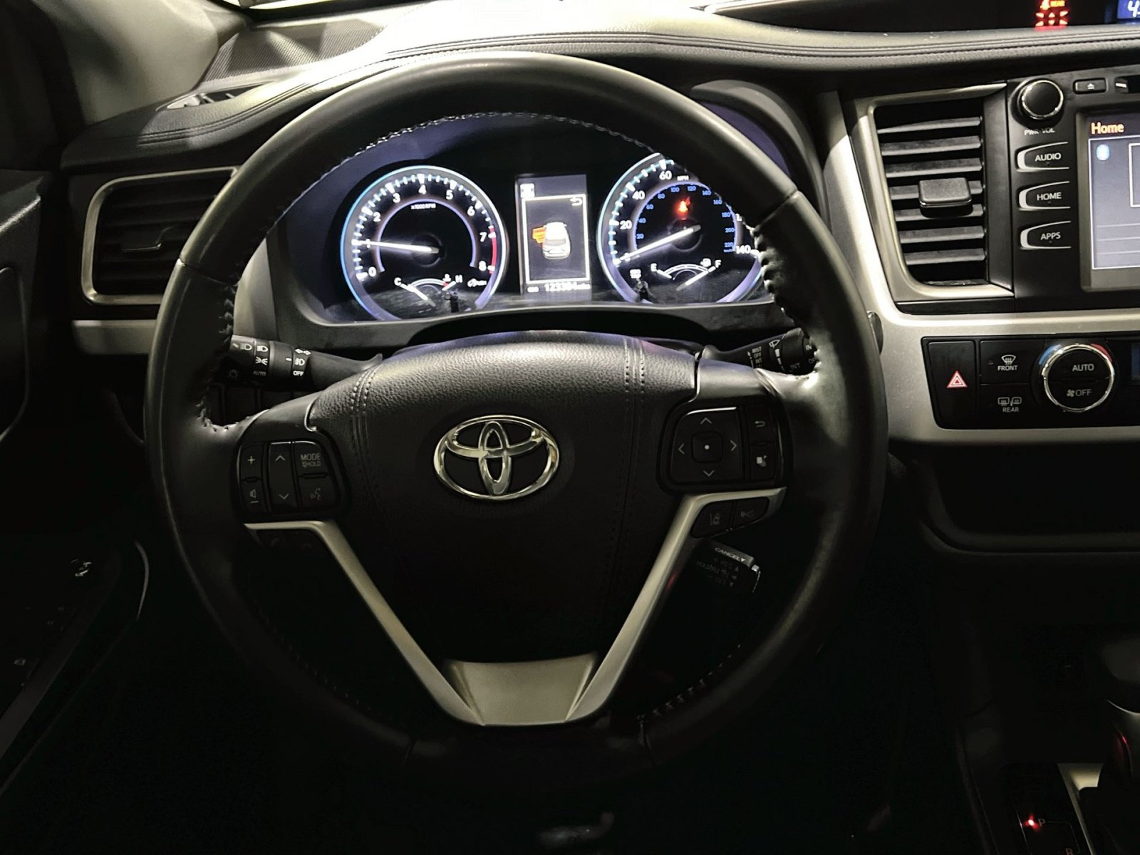 Used 2019 Toyota Highlander XLE AWD/4WD image 24