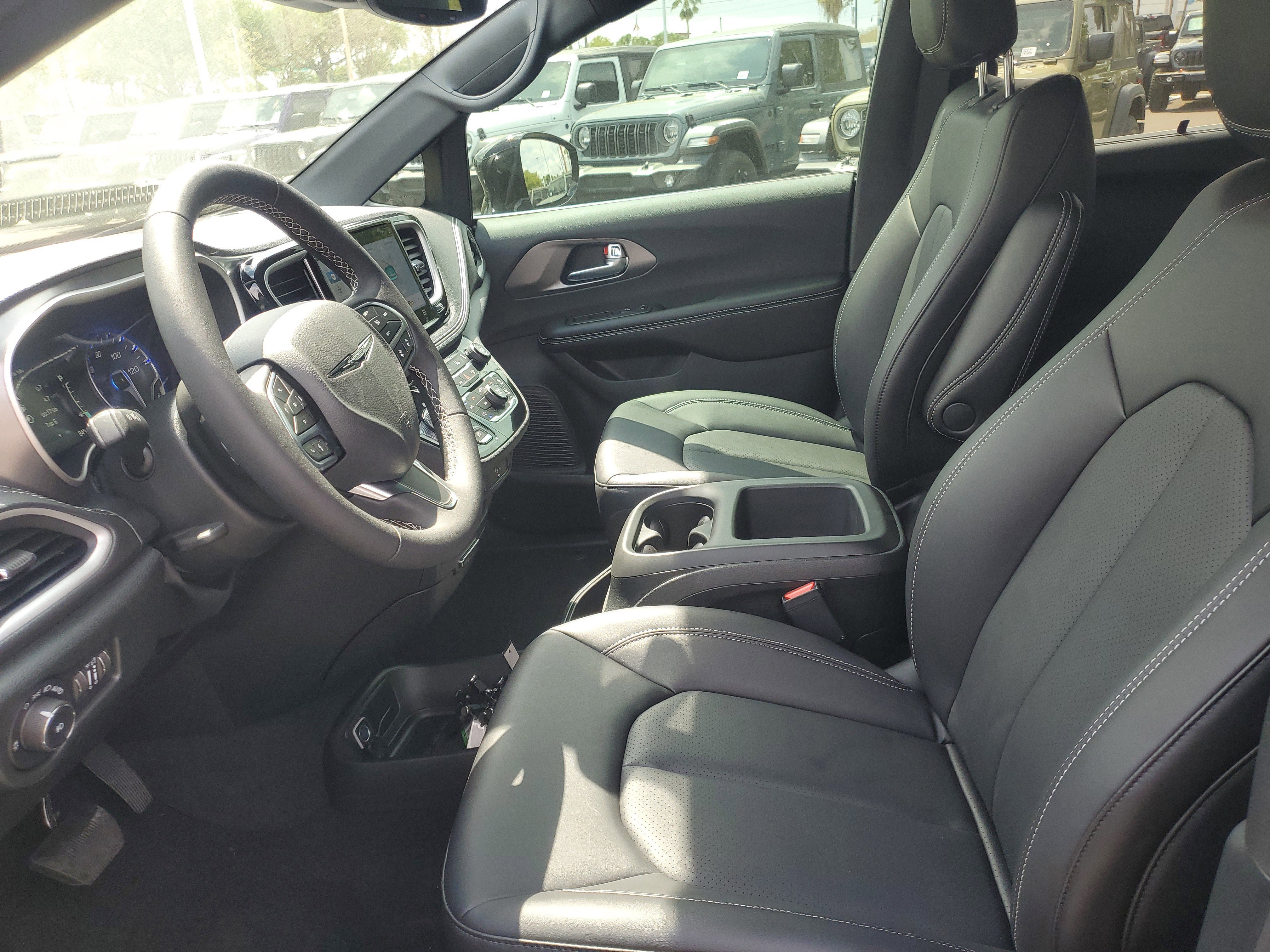 New 2026 Chrysler Pacifica Select image 13