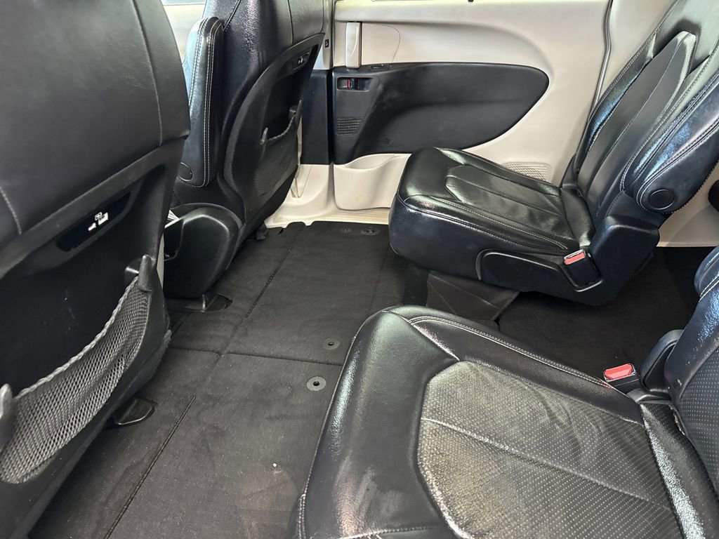 Used 2022 Chrysler Pacifica Touring-L FWD image 11