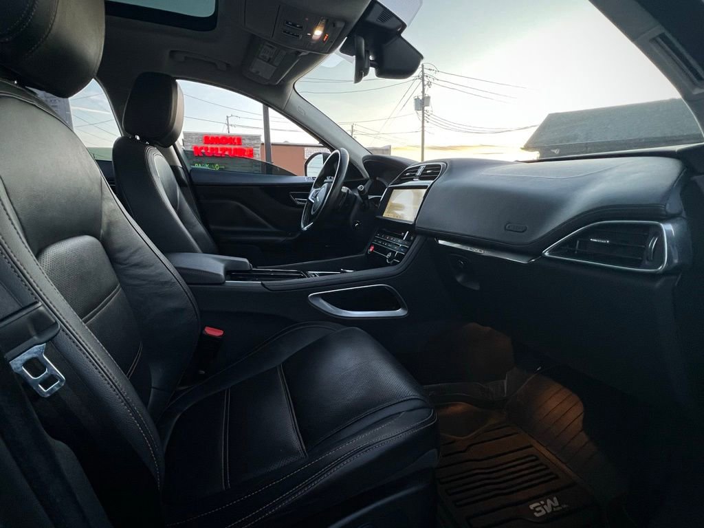 Used 2020 Jaguar F-PACE Prestige image 27