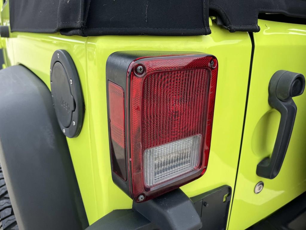 Used 2016 Jeep Wrangler Unlimited Rubicon image 10