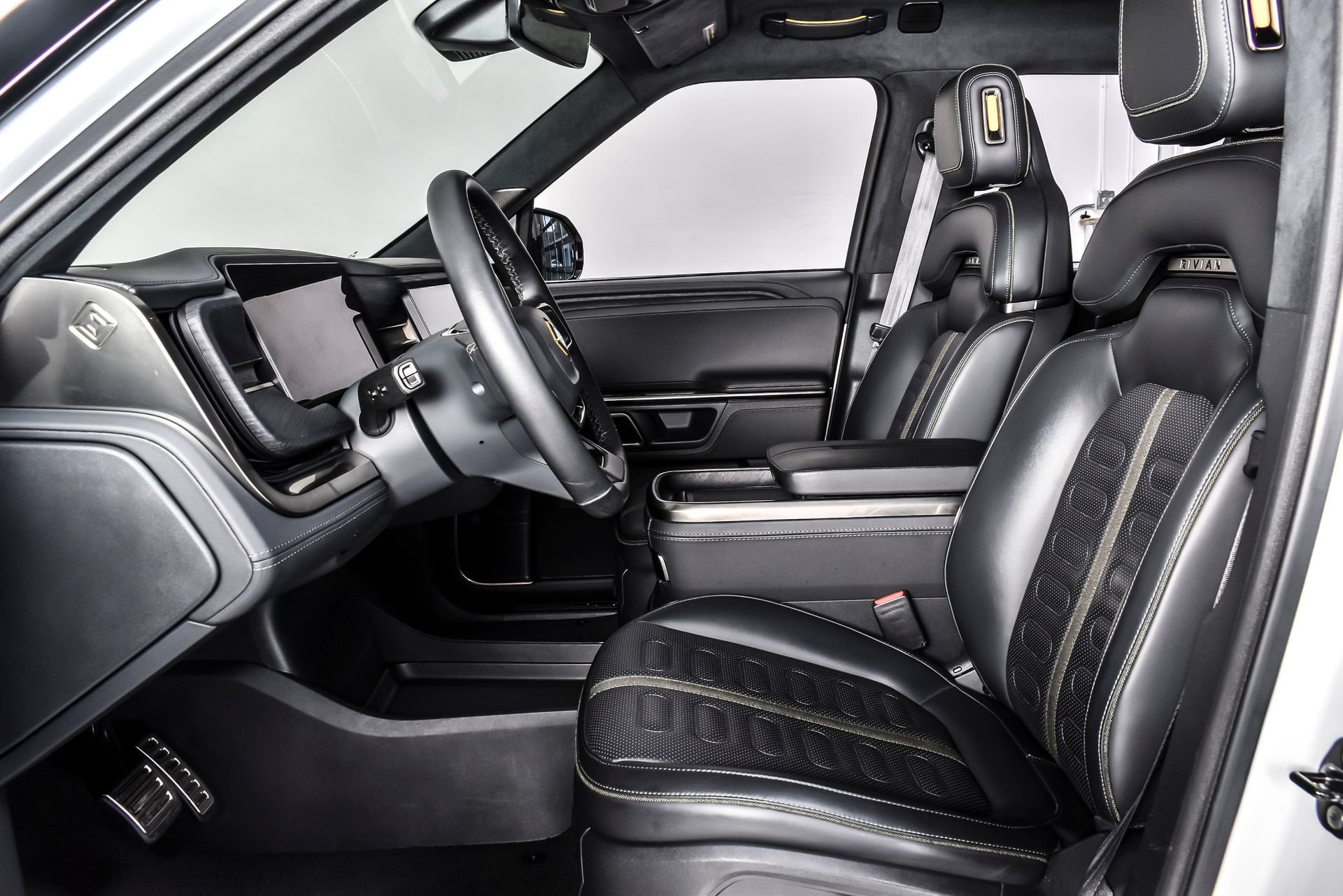 Used 2024 Rivian R1S Adventure AWD/4WD image 15