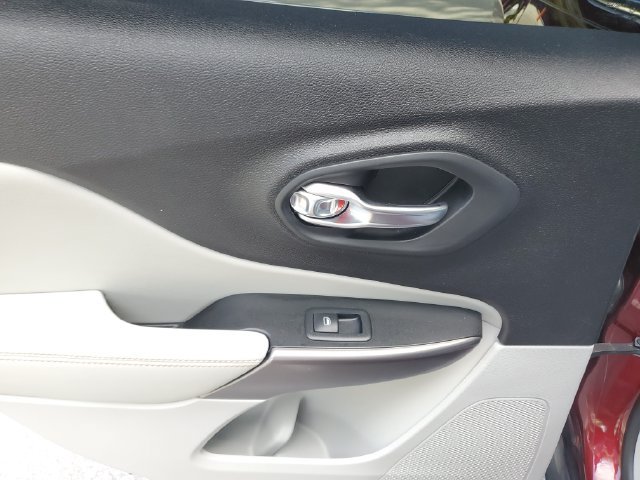 Used 2019 Jeep Cherokee Limited FWD image 16