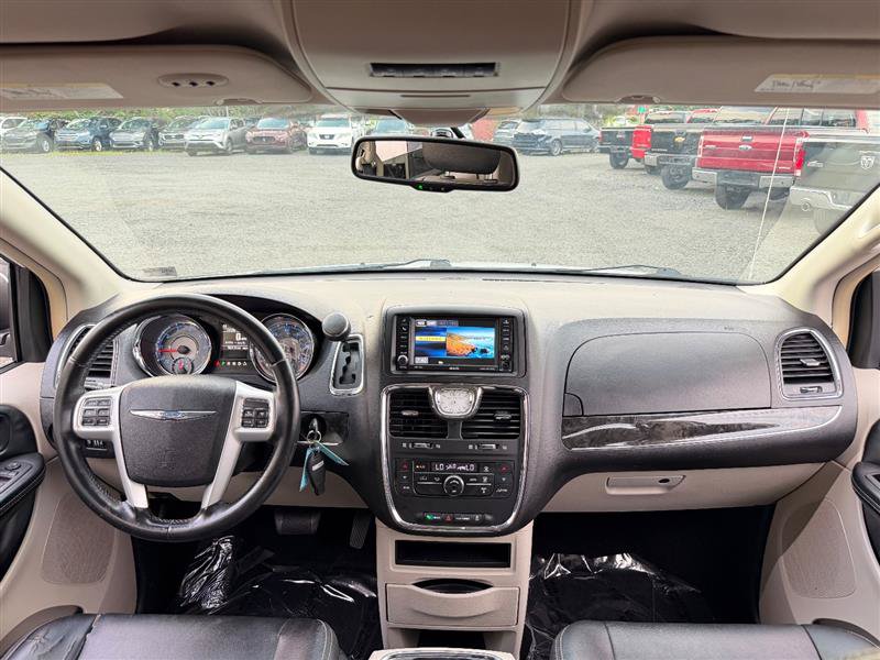 Used 2016 Chrysler Town & Country Touring FWD image 23