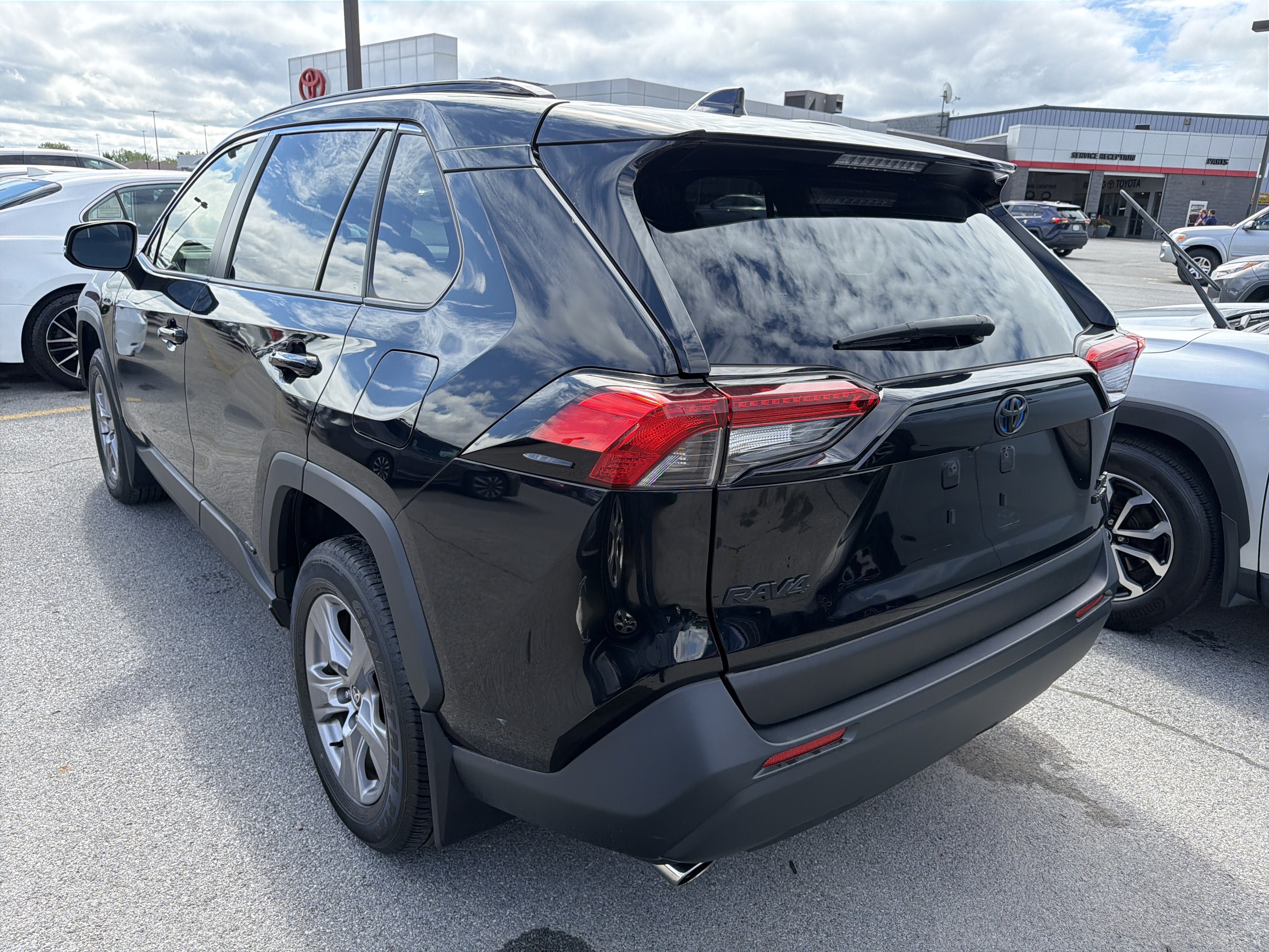 Used 2023 Toyota RAV4 XLE w/ XLE Grade Weather Package AWD/4WD image 5