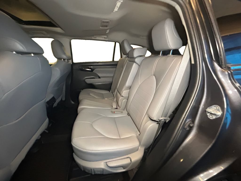 Used 2022 Toyota Highlander XLE AWD/4WD image 13