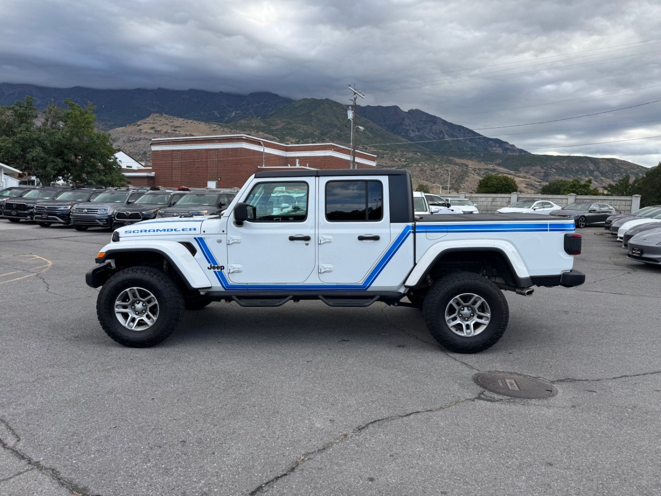 Used 2021 Jeep Gladiator Sport AWD/4WD image 2