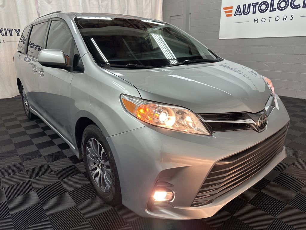 Used 2019 Toyota Sienna XLE FWD image 2