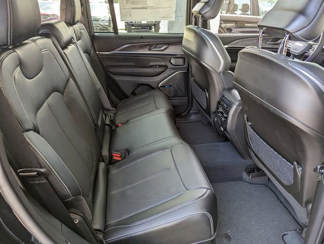 Used 2022 Jeep Grand Cherokee Overland w/ Luxury Tech Group IV image 23