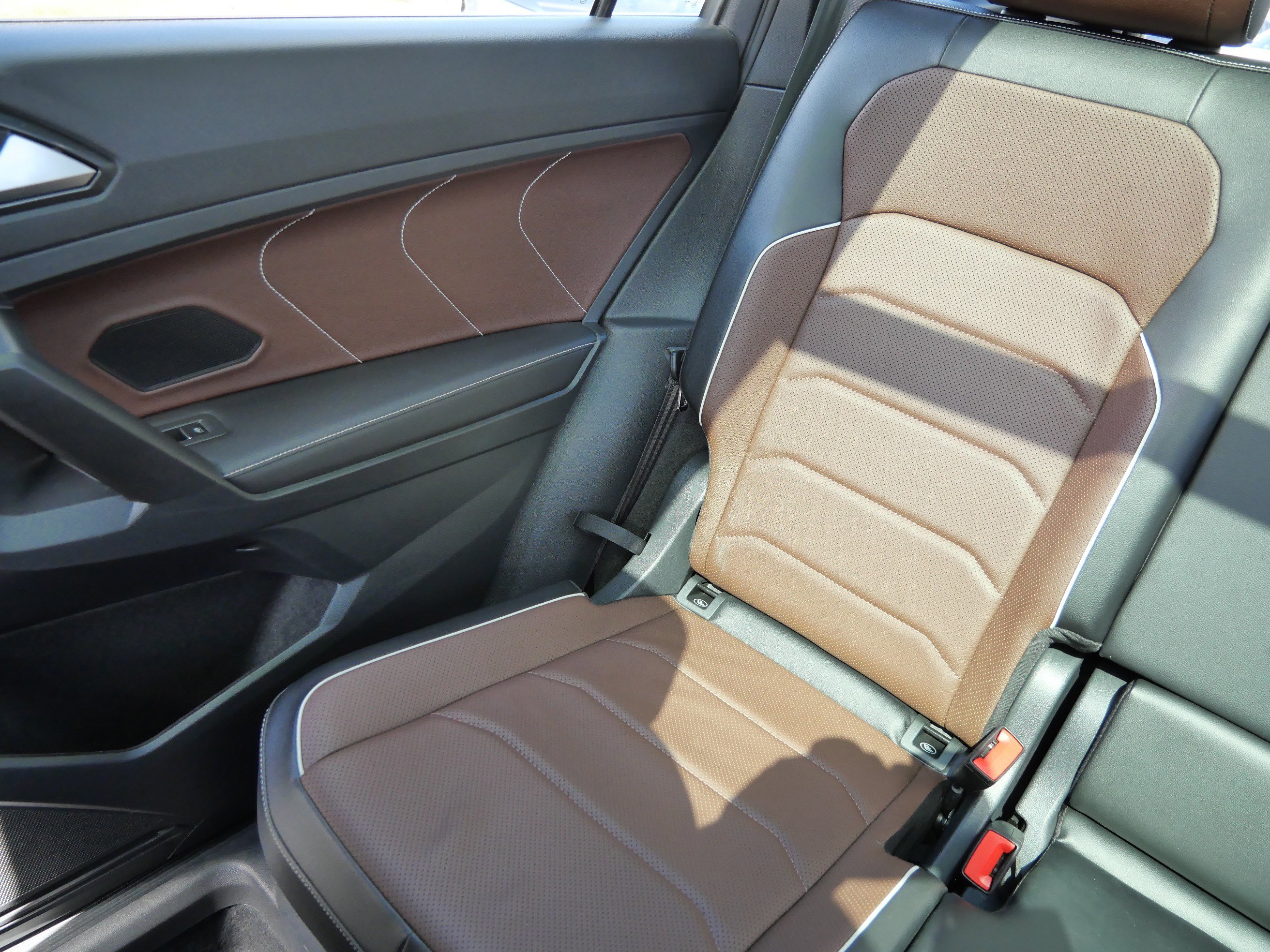 Used 2022 Volkswagen Tiguan SEL R-Line image 12