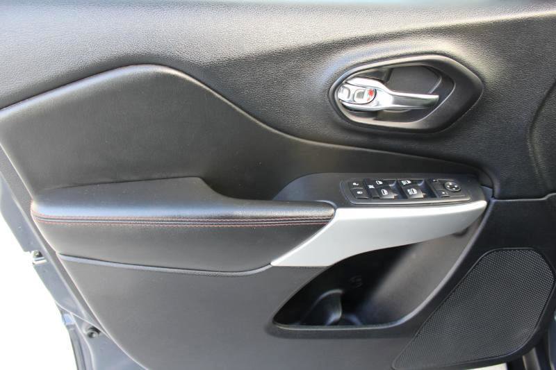 Used 2017 Jeep Cherokee Trailhawk image 10