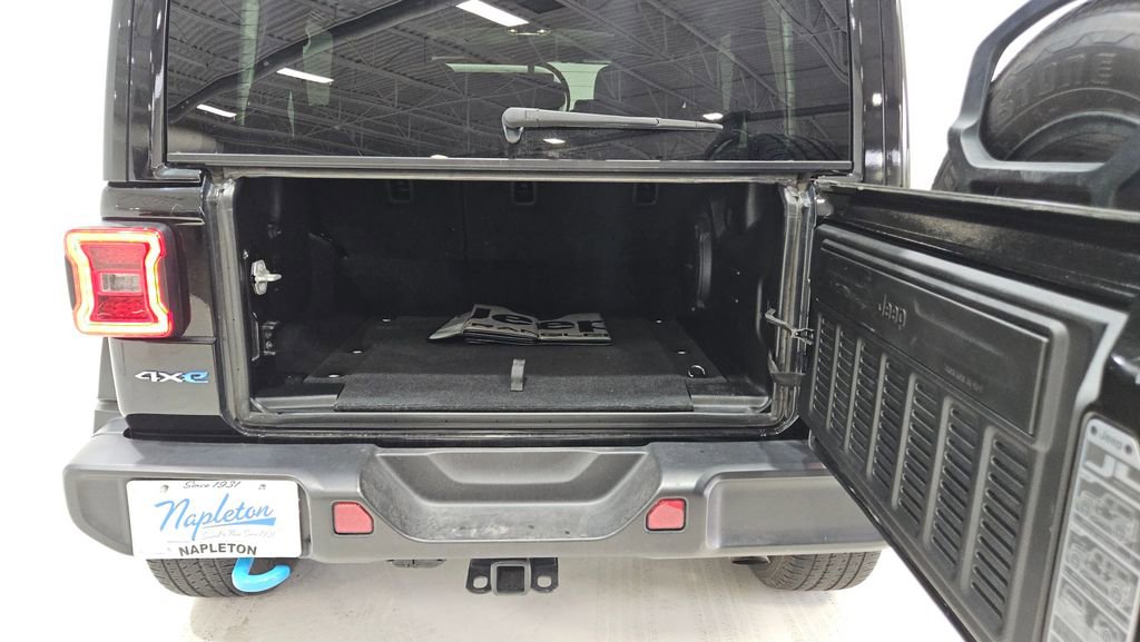 Used 2023 Jeep Wrangler Unlimited Sahara w/ Cold Weather Group image 11