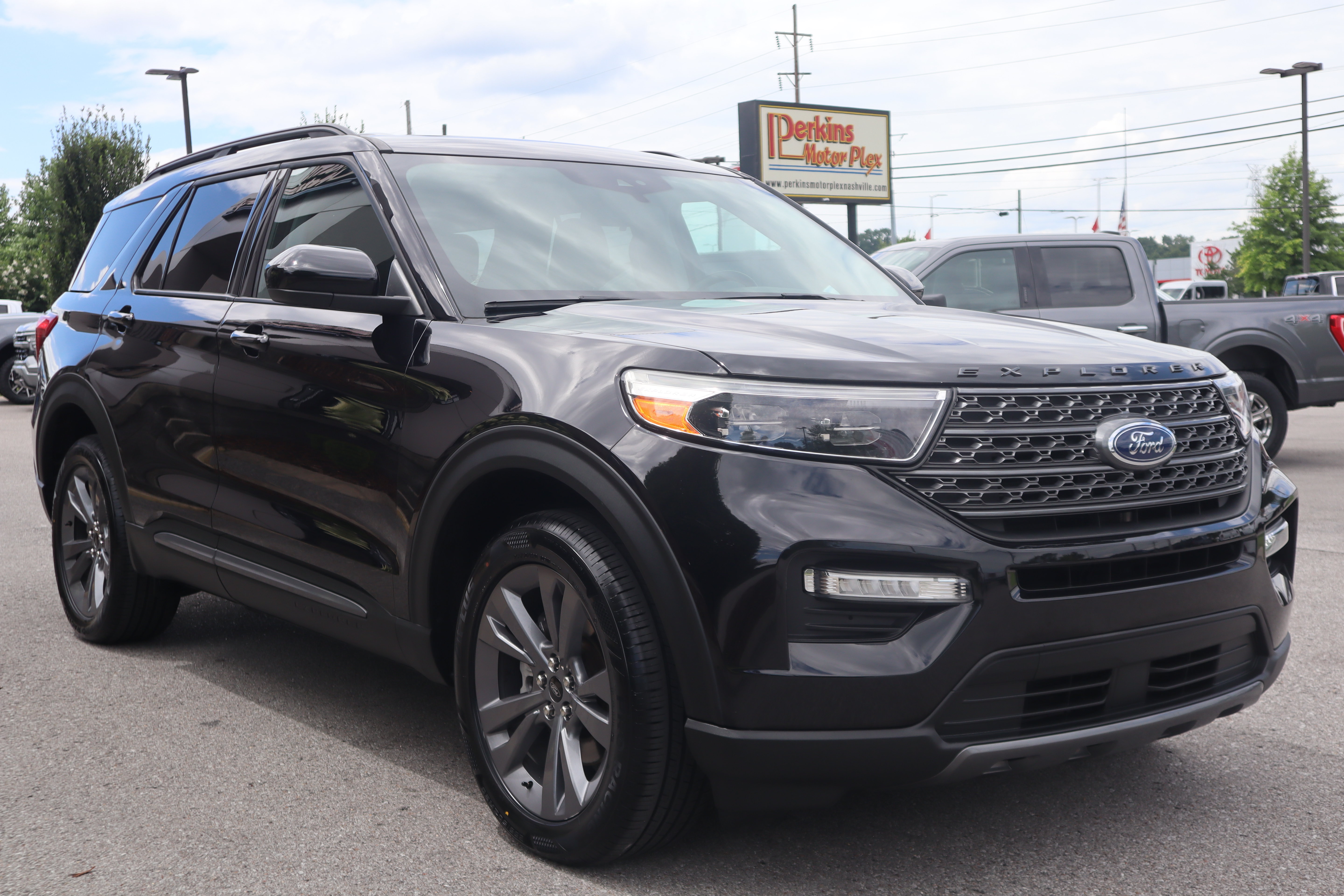 Used 2022 Ford Explorer XLT w/ Equipment Group 202A AWD/4WD image 5