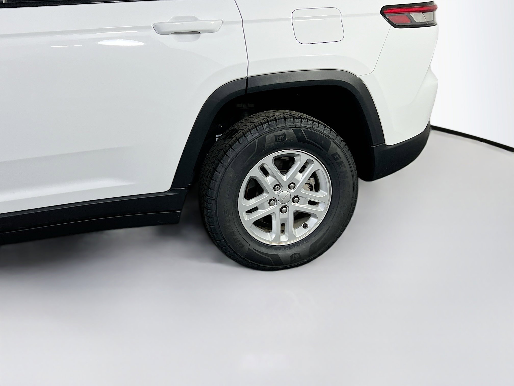 Used 2023 Jeep Grand Cherokee Laredo AWD/4WD image 28