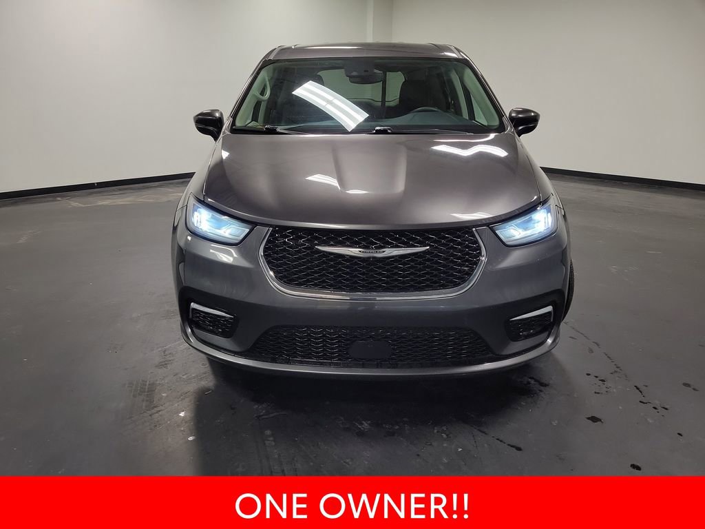 Used 2023 Chrysler Pacifica Touring-L image 3