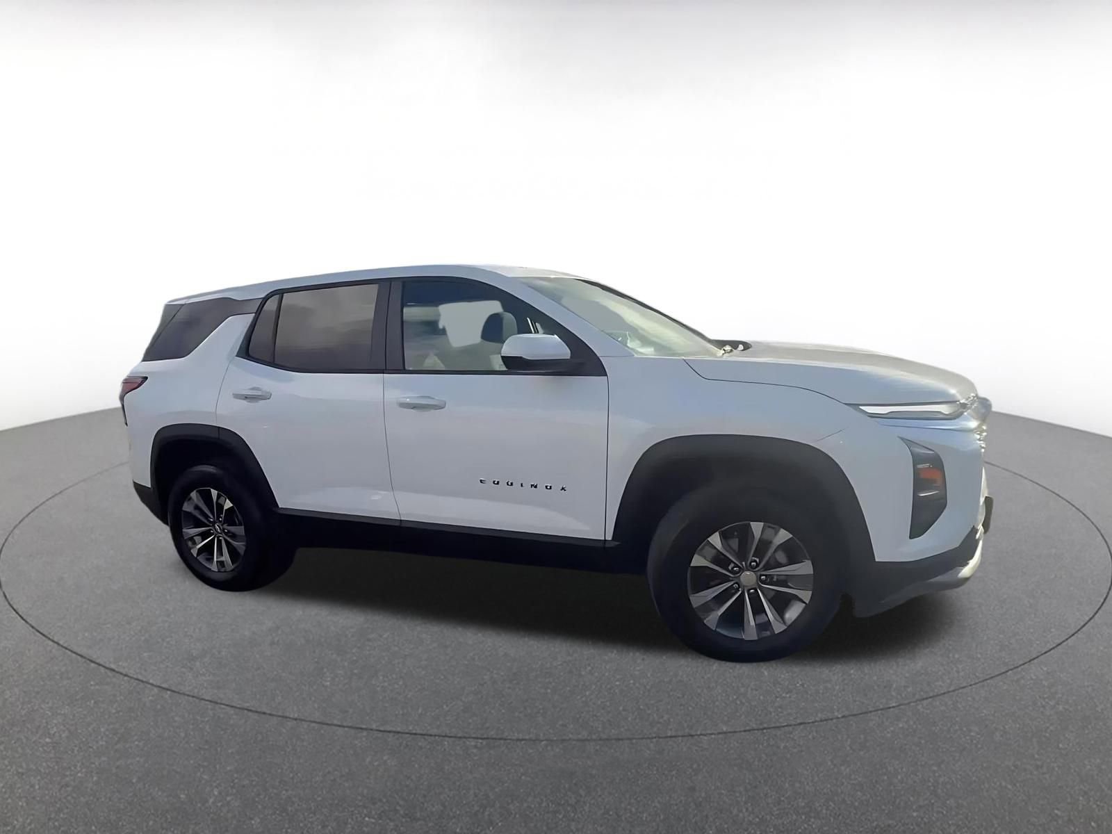 Used 2025 Chevrolet Equinox LT image 2