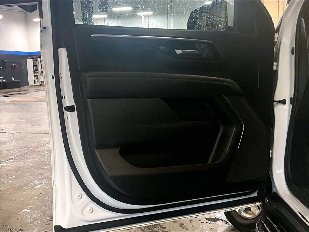Used 2025 Chevrolet Suburban LT AWD/4WD image 9