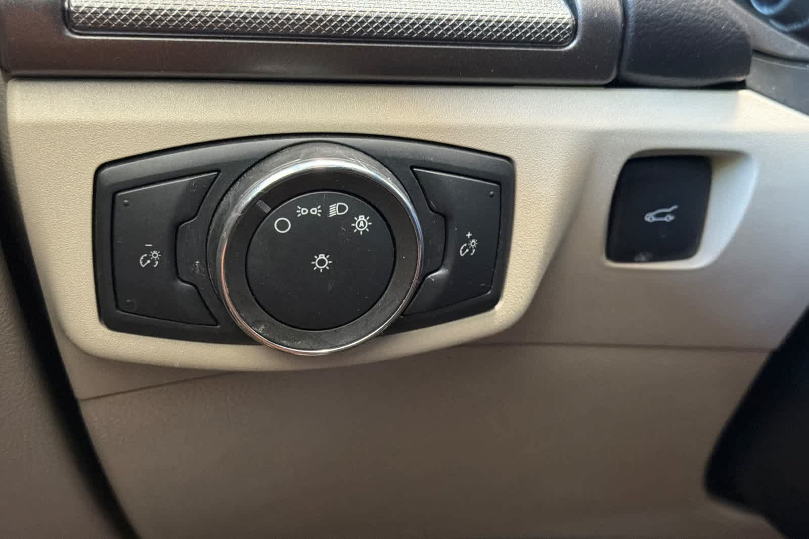Used 2020 Ford Fusion SE FWD image 30