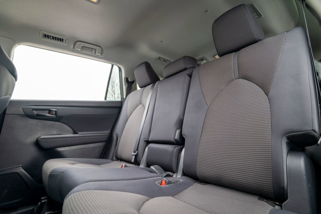 Used 2023 Toyota Highlander L image 30